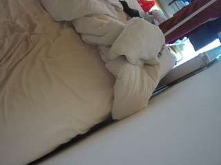voyeurcam-julmodels-whitebed-4