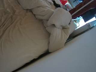 voyeurcam-julmodels-whitebed-4