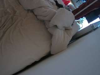 voyeurcam-julmodels-whitebed-4