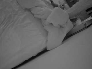 voyeurcam-julmodels-whitebed-4