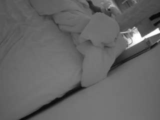 voyeurcam-julmodels-whitebed-4