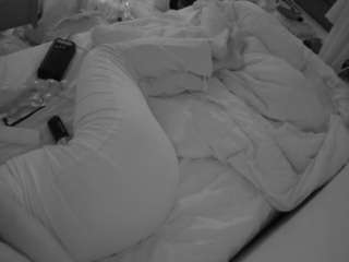 voyeurcam-julmodels-whitebed-4