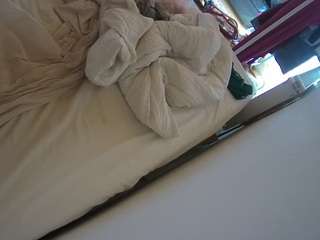 voyeurcam-julmodels-whitebed-4
