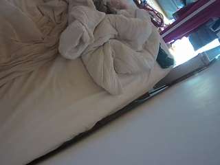 voyeurcam-julmodels-whitebed-4