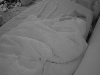 voyeurcam-julmodels-whitebed-4