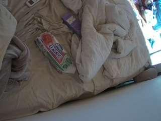 voyeurcam-julmodels-whitebed-4
