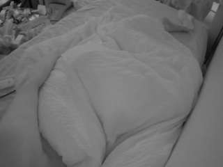 voyeurcam-julmodels-whitebed-4