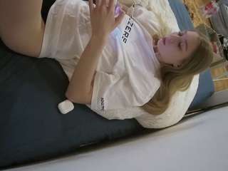 voyeurcam-julmodels-whitebed-4