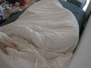 voyeurcam-julmodels-whitebed-4