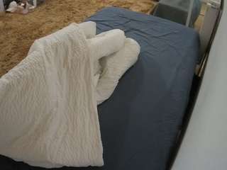 voyeurcam-julmodels-whitebed-4