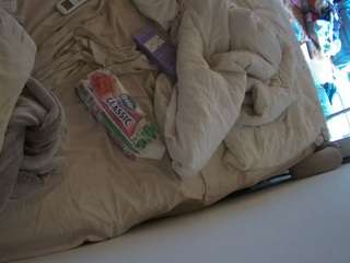 voyeurcam-julmodels-whitebed-4