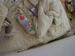 voyeurcam-julmodels-whitebed-4