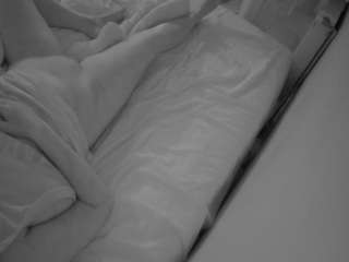 voyeurcam-julmodels-whitebed-4
