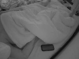 voyeurcam-julmodels-whitebed-4