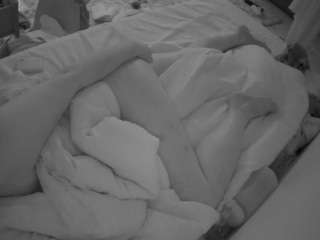voyeurcam-julmodels-whitebed-4