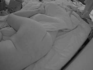 voyeurcam-julmodels-whitebed-4