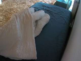 voyeurcam-julmodels-whitebed-4