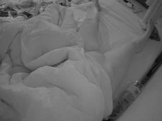 voyeurcam-julmodels-whitebed-4