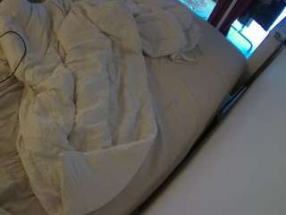 voyeurcam-julmodels-whitebed-4