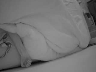 voyeurcam-julmodels-whitebed-4