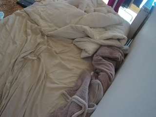 voyeurcam-julmodels-whitebed-4