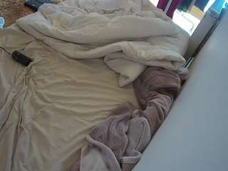 voyeurcam-julmodels-whitebed-4