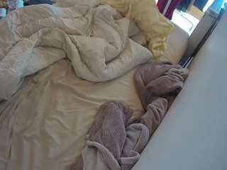 voyeurcam-julmodels-whitebed-4 Sex Cam Show