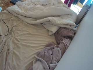 voyeurcam-julmodels-whitebed-4 Sex Cam Show