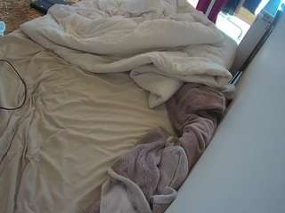 voyeurcam-julmodels-whitebed-4