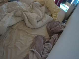 voyeurcam-julmodels-whitebed-4 Sex Cam Show