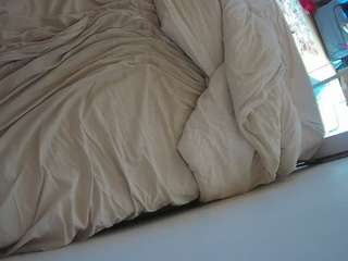 voyeurcam-julmodels-whitebed-4