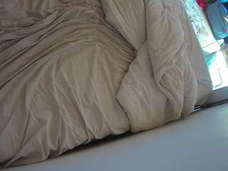 voyeurcam-julmodels-whitebed-4