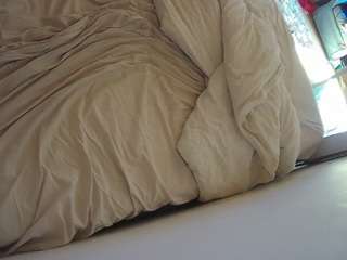 voyeurcam-julmodels-whitebed-4