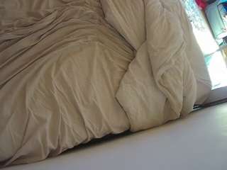 voyeurcam-julmodels-whitebed-4