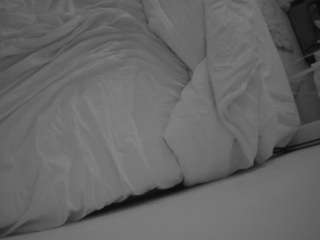 voyeurcam-julmodels-whitebed-4