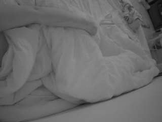voyeurcam-julmodels-whitebed-4