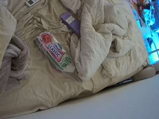voyeurcam-julmodels-whitebed-4