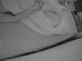 voyeurcam-julmodels-whitebed-4