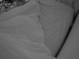 voyeurcam-julmodels-whitebed-4