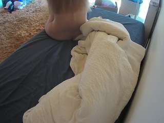 voyeurcam-julmodels-whitebed-4