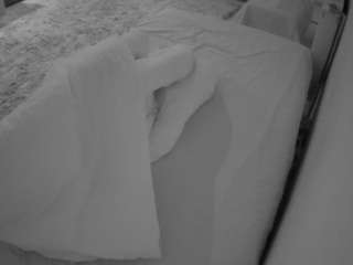voyeurcam-julmodels-whitebed-4