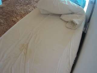 voyeurcam-julmodels-whitebed-4