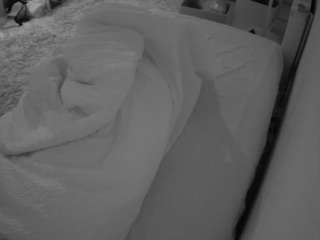 voyeurcam-julmodels-whitebed-4