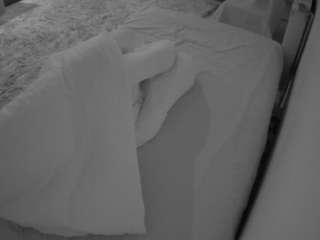 voyeurcam-julmodels-whitebed-4