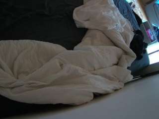 voyeurcam-julmodels-whitebed-4