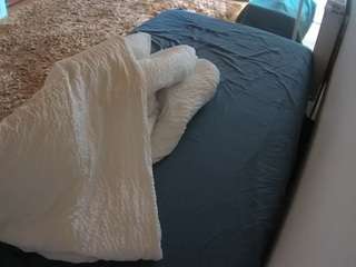 voyeurcam-julmodels-whitebed-4