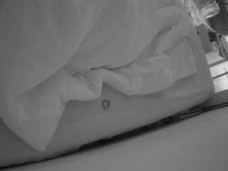 voyeurcam-julmodels-whitebed-4