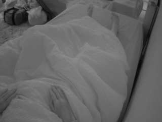 voyeurcam-julmodels-whitebed-4