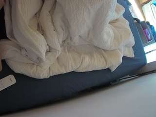 voyeurcam-julmodels-whitebed-4