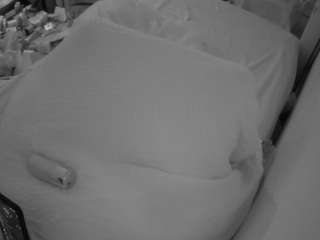 voyeurcam-julmodels-whitebed-4
